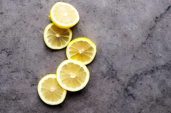 Waarom slimme huisvrouwen citroenschijfjes invriezen: onthoud deze 5 handige manieren om ze te gebruiken